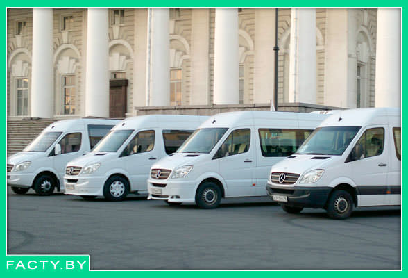 арендует микроавтобус