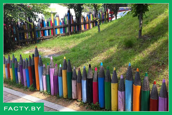 Забор из огромных карандашей