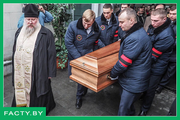 Мужчины выносят гроб