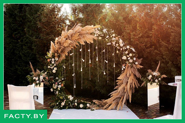 Арка красивая свадебная из перьев