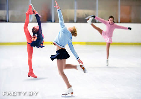 Дети учатся фигурному катанию