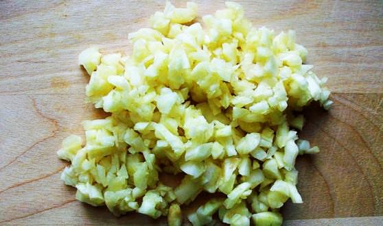 Нарезанный чеснок для еды