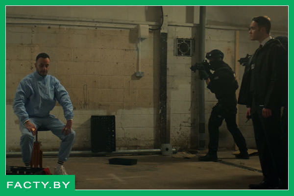 Дж. Гилган в сериале "Голяк"