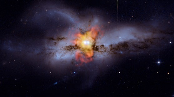 Чёрная дыра поглощает частицы с шумом