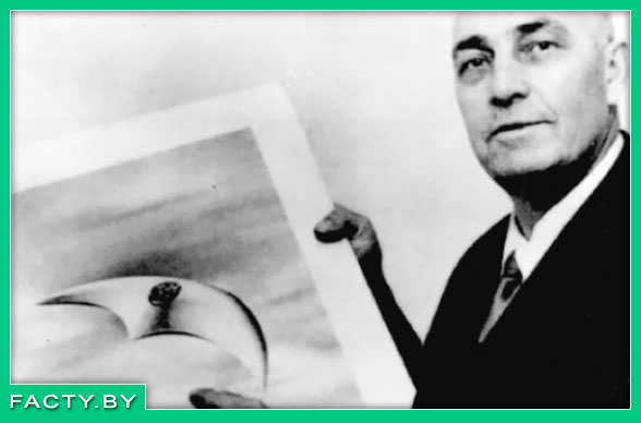 Изображение: Летчик Кеннет Арнольд с фотографией НЛО