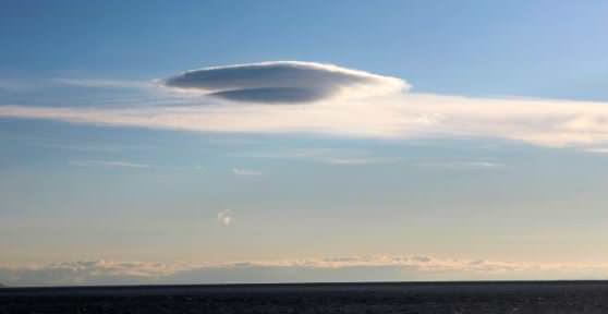Летающая тарелка в небе днем