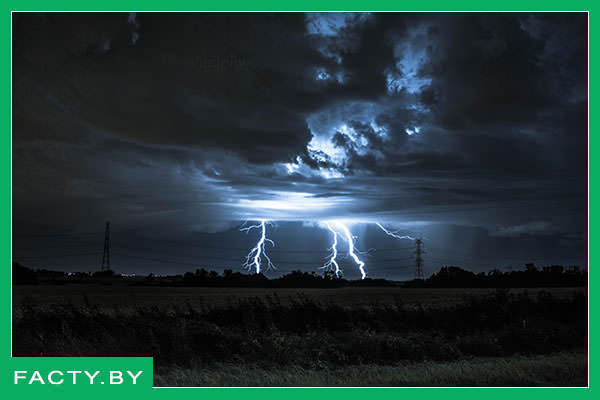 Молния бьёт в землю (фото) Молния состоит из электричества