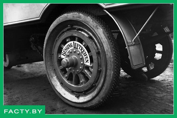 Первая автомобильная шина